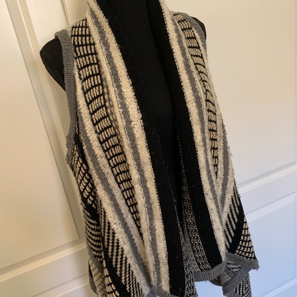 🖤🤍 Sleeveless Cardigan Vest 🤍🖤 - Picture 3 of 12